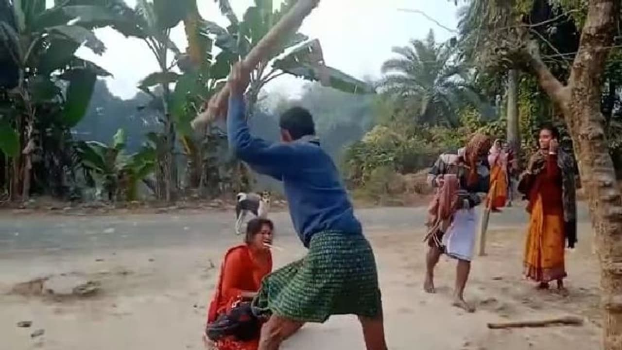 Viral Video: মহিলাকে মারের চোটে ভেঙে যাচ্ছে বাঁশ, দেখুন গা শিউরে ওঠা ভিডিও Viral Video: মহিলাকে মারের চোটে ভেঙে যাচ্ছে বাঁশ, দেখুন গা শিউরে ওঠা ভিডিও