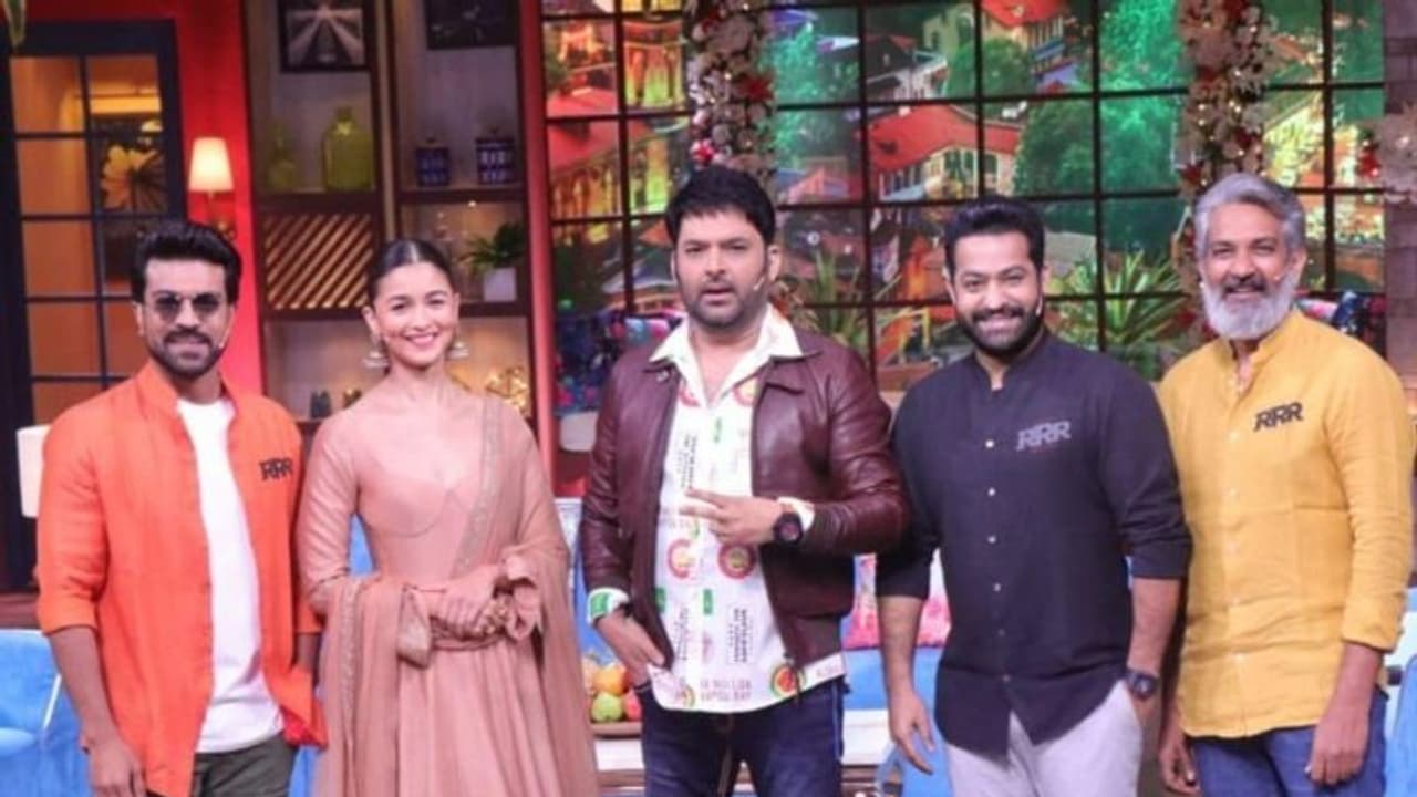 RRR Promotions: ట్రిపుల్ ఆర్ కు కొత్త పేరు పెట్టిన కపిల్ శర్మ.. రాజమౌళి ఏమన్నాడంటే..? RRR Promotions: ట్రిపుల్ ఆర్ కు కొత్త పేరు పెట్టిన కపిల్ శర్మ.. రాజమౌళి ఏమన్నాడంటే..?