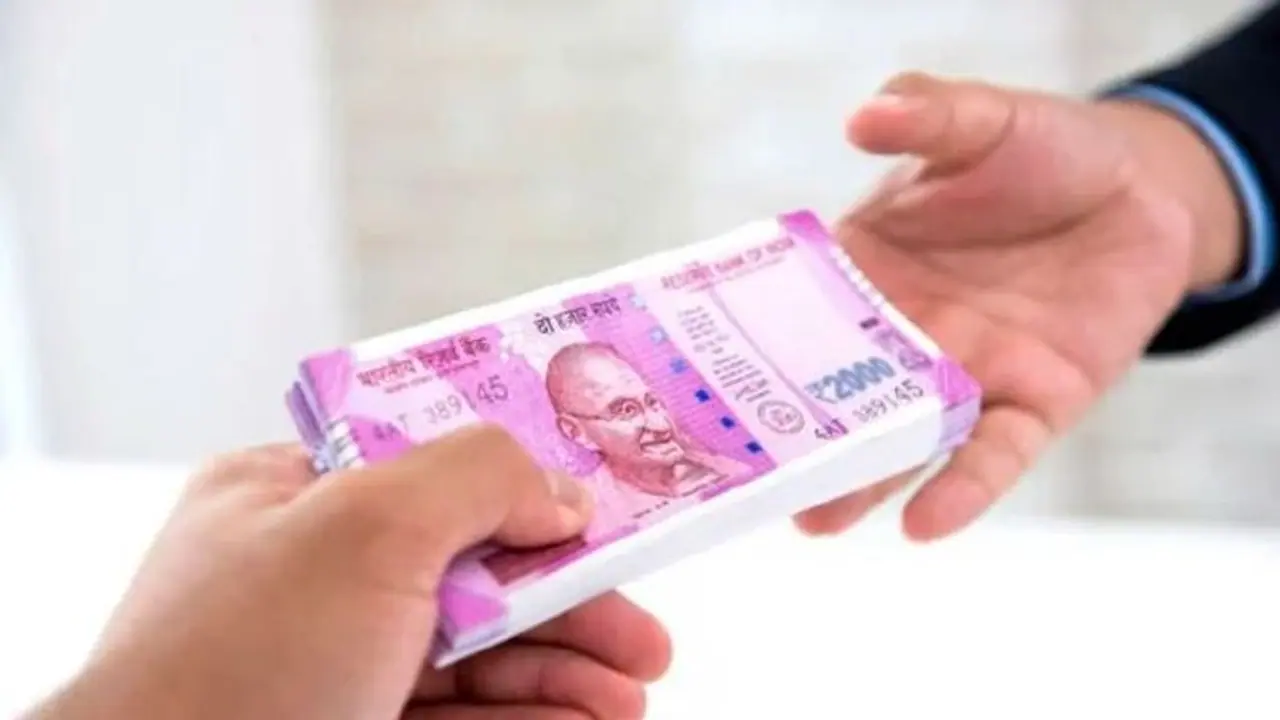 बरेली में खाते में 16 लाख रुपये पहुंचने पर ग्रामीण हुए हैरान, डीएम ने बैठा दी जांच