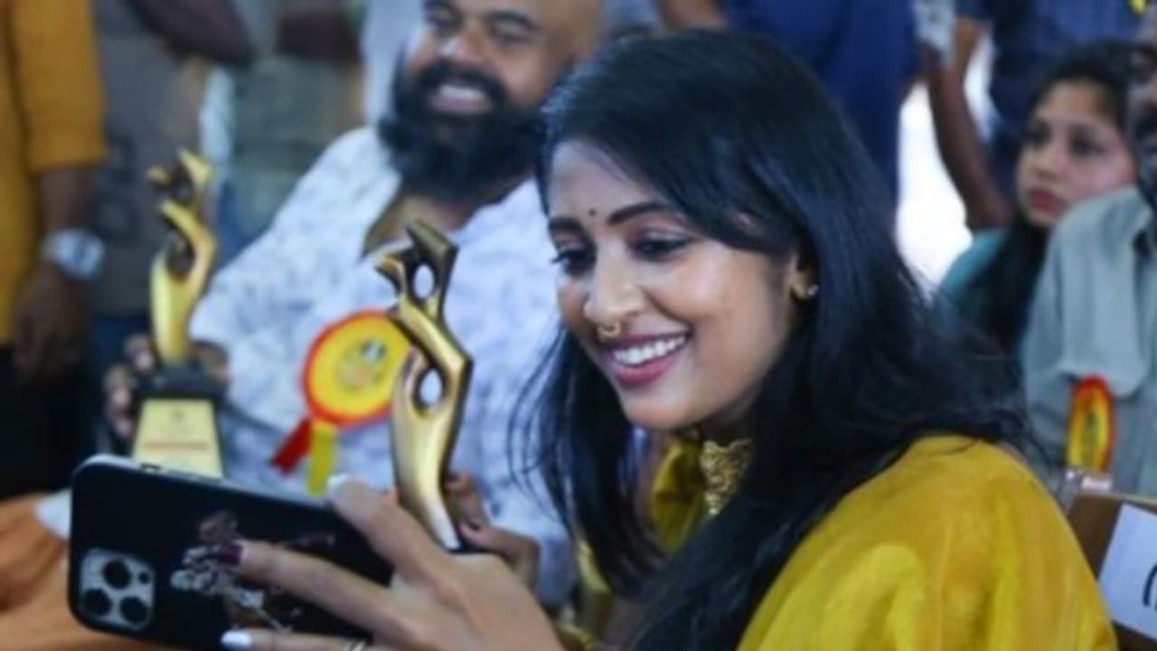 J C Daniel Foundation Award : ജെ സി ഡാനിയല് ഫൗണ്ടേഷന് അവാര്ഡ് സമ്മാനിച്ചു, സെല്ഫിയെടുത്ത് നവ്യാ നായര് J C Daniel Foundation Award : ജെ സി ഡാനിയല് ഫൗണ്ടേഷന് അവാര്ഡ് സമ്മാനിച്ചു, സെല്ഫിയെടുത്ത് നവ്യാ നായര്