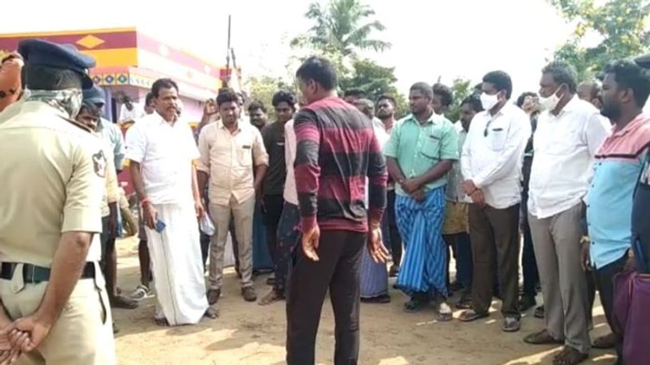 కృష్ణపట్నం ఆనందయ్యకు షాక్... Omicron మందుపై ప్రభుత్వ నోటీసులు, గ్రామస్తుల ఆందోళన (Video)