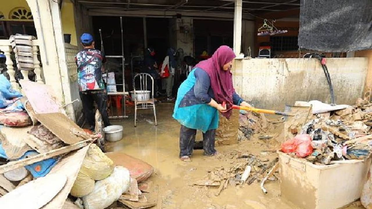 Malaysia flood : ദുരിതമൊഴിയാതെ മലേഷ്യ, സർക്കാരും തിരിഞ്ഞുനോക്കുന്നില്ലെന്ന് ആക്ഷേപം Malaysia flood : ദുരിതമൊഴിയാതെ മലേഷ്യ, സർക്കാരും തിരിഞ്ഞുനോക്കുന്നില്ലെന്ന് ആക്ഷേപം