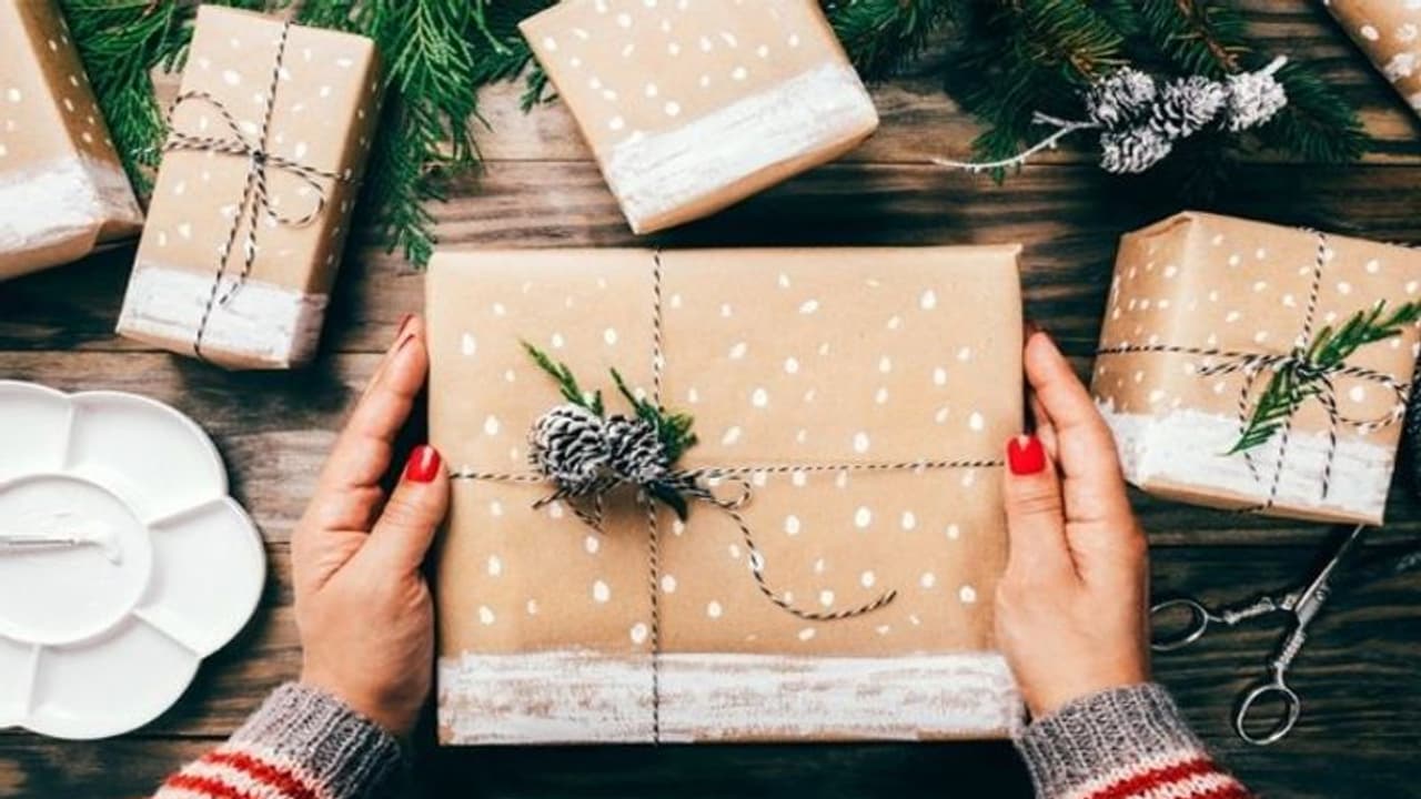 Relationship Tips: नए साल पर अपने पार्टनर को करना है खुश, तो उन्हें गिफ्ट करें ये खास आइटम्स