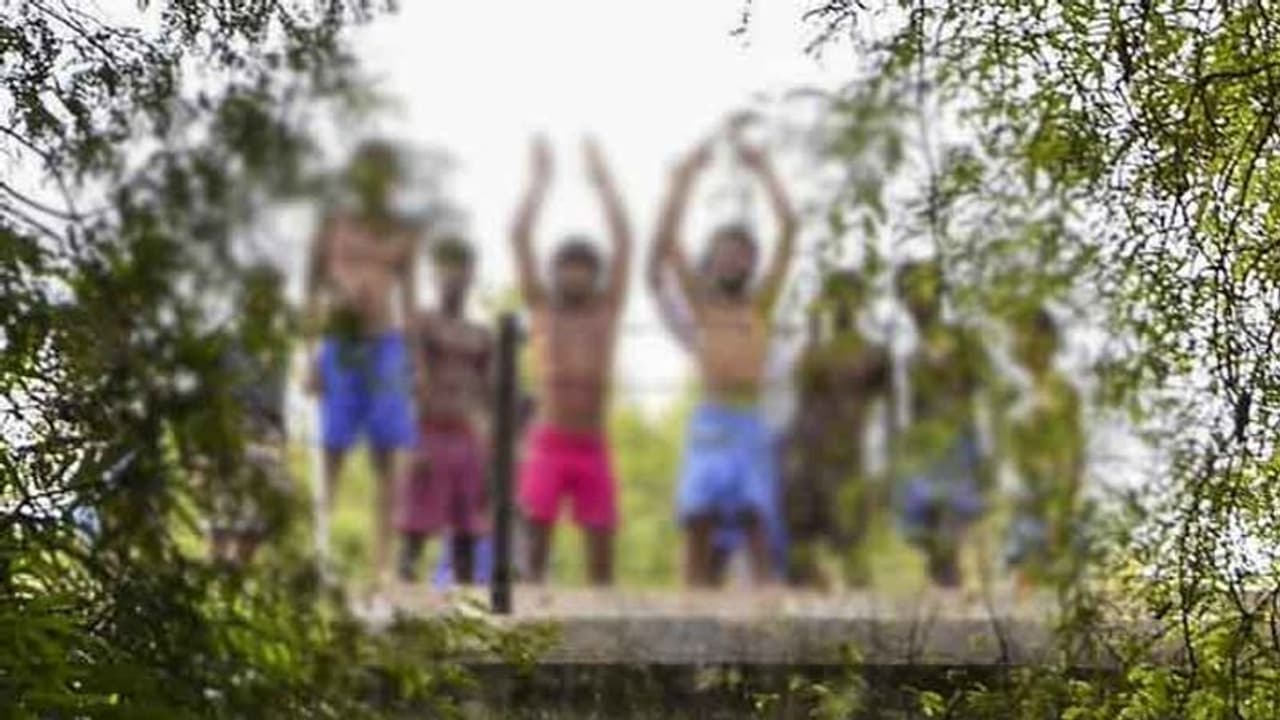 Madurai jail: மதுரை மத்திய சிறையில் கைதிகளுக்கு இடையே மோதல்.. பாட்டில், கற்களை சாலையில் ஏறிந்து அட்டகாசம்.! Madurai jail: மதுரை மத்திய சிறையில் கைதிகளுக்கு இடையே மோதல்.. பாட்டில், கற்களை சாலையில் ஏறிந்து அட்டகாசம்.!