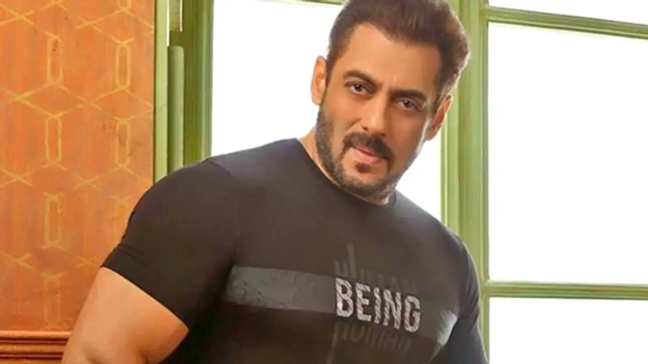 Salman Khan rides an auto rickshaw around Panvel, gets trolled brutually