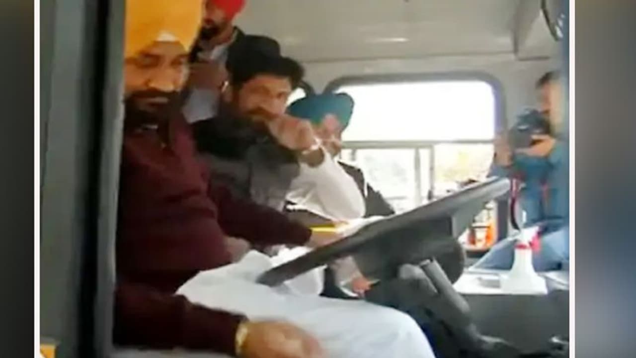 पंजाब में चुनाव से पहले बस ड्राइवर बने CM चन्नी, स्टूडेंट्स के फायदे के लिए किया बड़ा ऐलान... पंजाब में चुनाव से पहले बस ड्राइवर बने CM चन्नी, स्टूडेंट्स के फायदे के लिए किया बड़ा ऐलान...