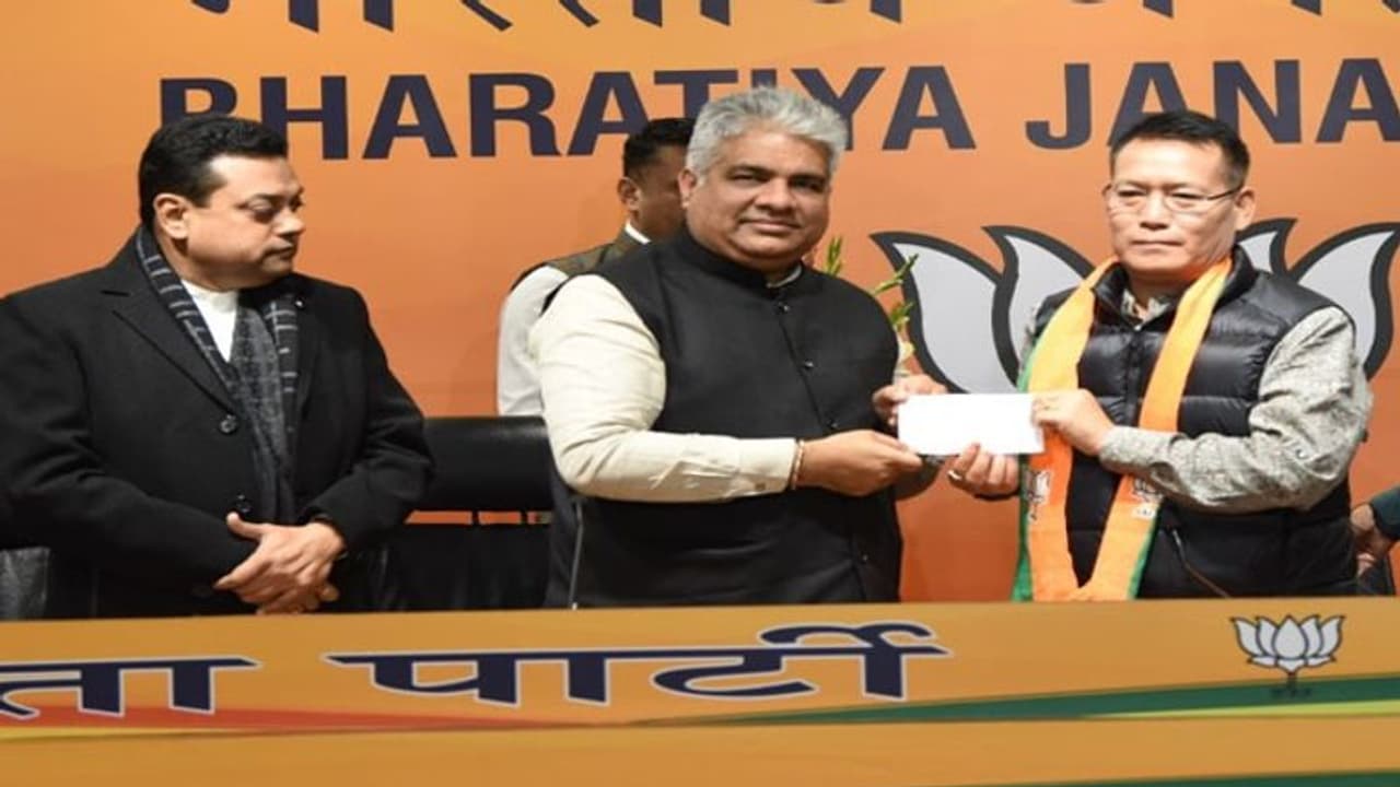 मणिपुर के NPP नेता लेप्ताओ हाओकिप BJP में शामिल, एन बिरेन सरकार में युवा और खेल मंत्री हैं मणिपुर के NPP नेता लेप्ताओ हाओकिप BJP में शामिल, एन बिरेन सरकार में युवा और खेल मंत्री हैं