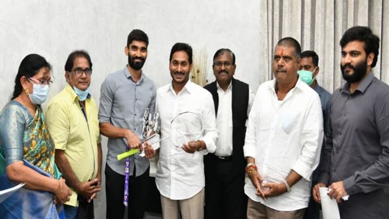 తెలుగు షట్లర్ కిదాంబి శ్రీకాంత్ కు తిరుపతిలో ఐదెకరాలు, నగదు బహుమతి... సీఎం జగన్ ప్రకటన (Video)