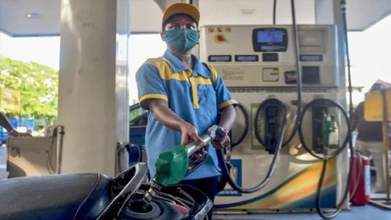 झारखंड सरकार का बडा ऐलान: 25 रुपए सस्ता मिलेगा पेट्रोल डीजल, बस एक शर्त करनी होगी पूरी झारखंड सरकार का बडा ऐलान: 25 रुपए सस्ता मिलेगा पेट्रोल डीजल, बस एक शर्त करनी होगी पूरी