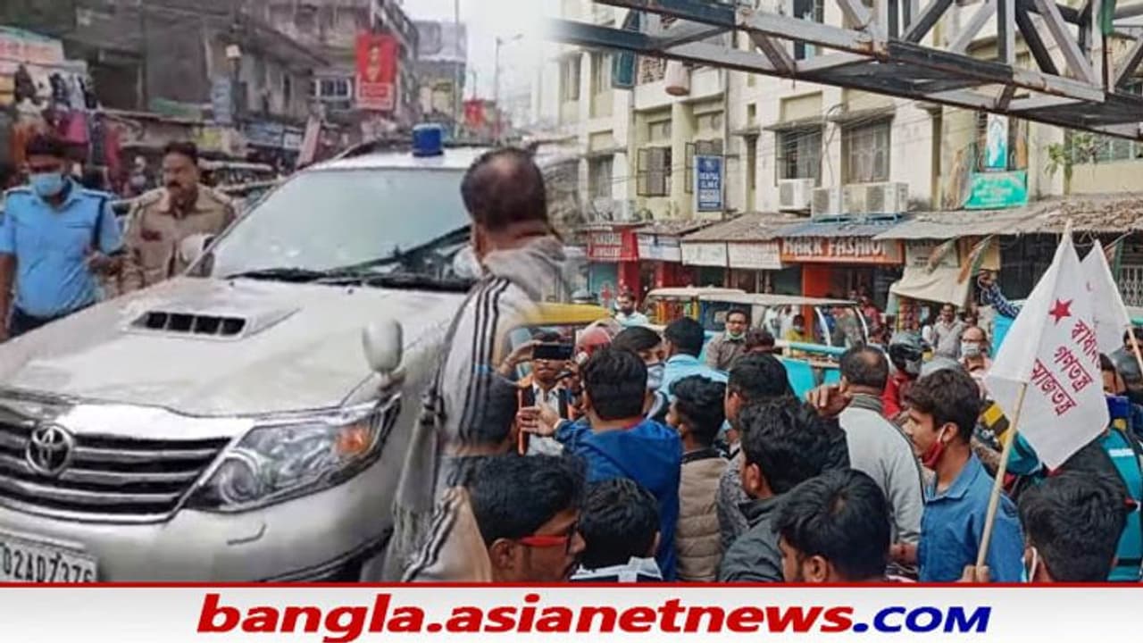 APC College Protest: মধ্যমগ্রাম ফ্লাইওভারের নীচে ধুন্ধুমার, মুকুল রায়ের গাড়ি আটকে বিক্ষোভ SFI এর APC College Protest: মধ্যমগ্রাম ফ্লাইওভারের নীচে ধুন্ধুমার, মুকুল রায়ের গাড়ি আটকে বিক্ষোভ SFI এর
