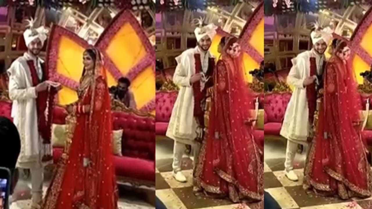 वरमाला सेरेमनी पर दूल्हे ने दुल्हन से इशारे में मांगा किस, इसके बाद दुल्हन ने जो किया वीडियो हुआ वायरल वरमाला सेरेमनी पर दूल्हे ने दुल्हन से इशारे में मांगा किस, इसके बाद दुल्हन ने जो किया वीडियो हुआ वायरल