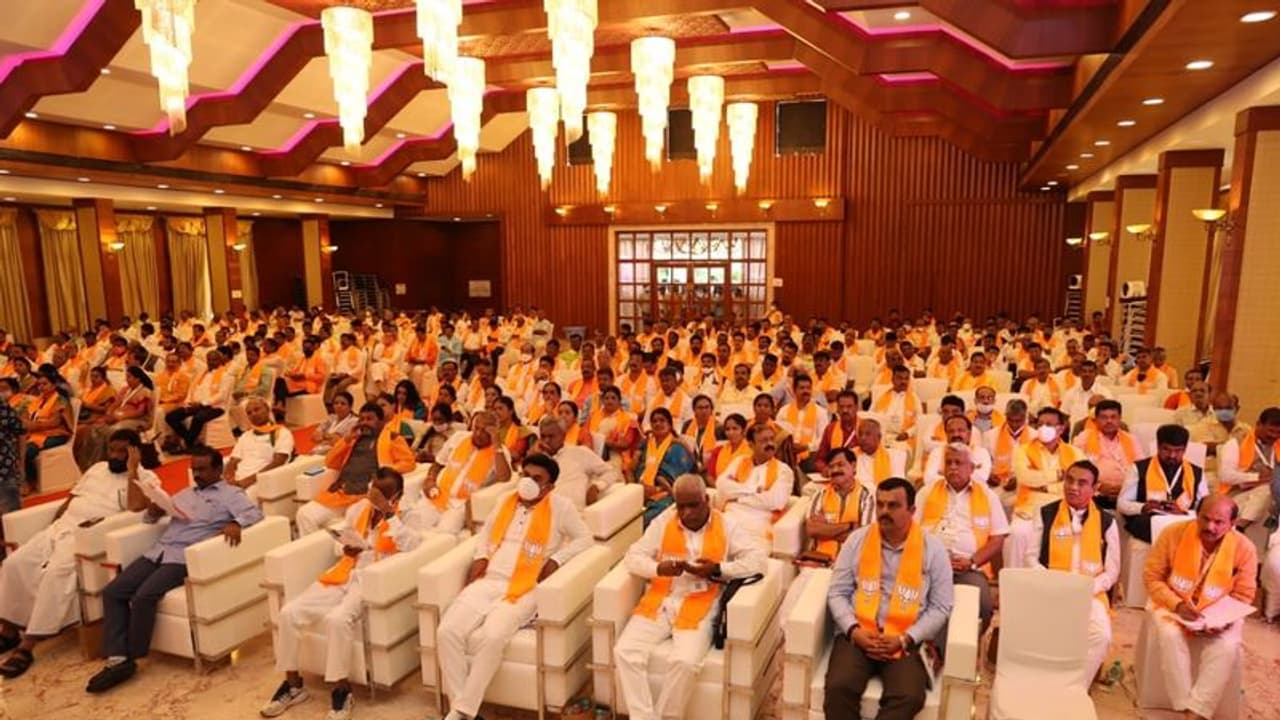 Karnataka BJP ಬಿಜೆಪಿಯಲ್ಲಿ ಭಿನ್ನಮತ ಸ್ಫೋಟ, ಕಾರ್ಯಕಾರಣಿ ಸಭೆಯಲ್ಲಿ ಮೊದಲ ವಿಕೆಟ್ ಪತನ Karnataka BJP ಬಿಜೆಪಿಯಲ್ಲಿ ಭಿನ್ನಮತ ಸ್ಫೋಟ, ಕಾರ್ಯಕಾರಣಿ ಸಭೆಯಲ್ಲಿ ಮೊದಲ ವಿಕೆಟ್ ಪತನ