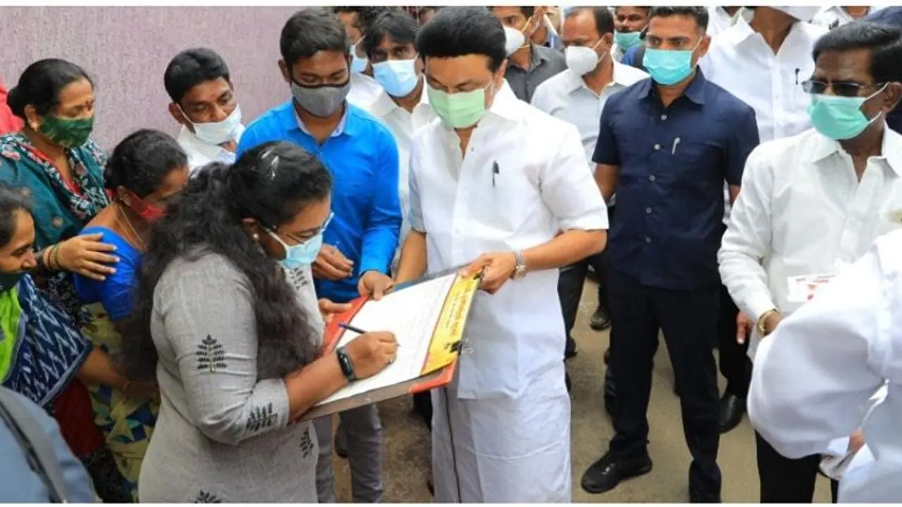 தமிழகத்தில் 3 அமைச்சர்களின் நிர்வாகம் மாற்றியமைப்பு... தமிழக அரசு அதிரடி..! தமிழகத்தில் 3 அமைச்சர்களின் நிர்வாகம் மாற்றியமைப்பு... தமிழக அரசு அதிரடி..!