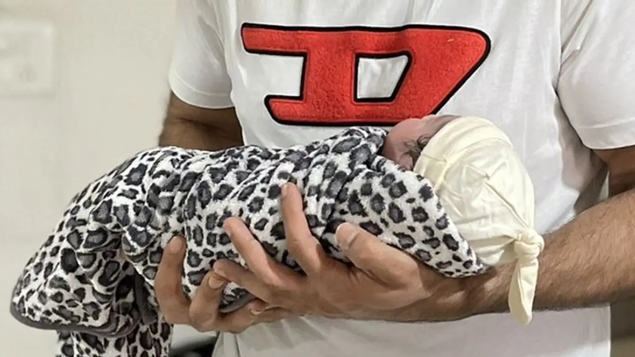 அழகான ஆண் குழந்தை பிறந்திருக்கு.... குட் நியூஸ் சொன்ன விக்ரம் பட வில்லனுக்கு குவியும் வாழ்த்துக்கள் அழகான ஆண் குழந்தை பிறந்திருக்கு.... குட் நியூஸ் சொன்ன விக்ரம் பட வில்லனுக்கு குவியும் வாழ்த்துக்கள்