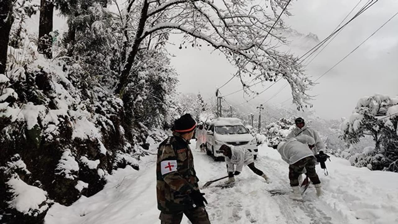 Todays Update : सिक्किम में भारी बर्फबारी में फंसे 300 पर्यटक, आर्मी ने रास्ता साफ कर सुरक्षित निकाला Todays Update : सिक्किम में भारी बर्फबारी में फंसे 300 पर्यटक, आर्मी ने रास्ता साफ कर सुरक्षित निकाला