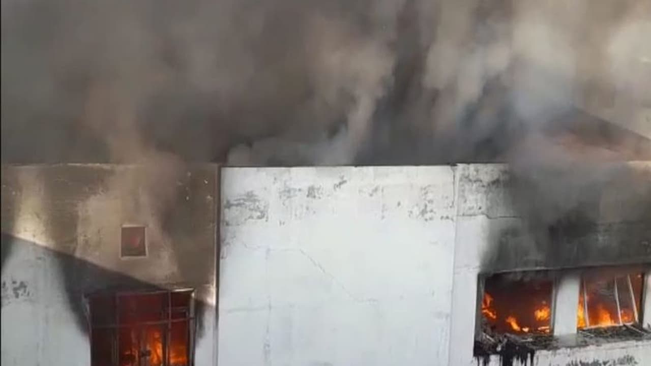 స్టీల్ ఫ్యాక్టరీలో పేలిన బాయిలర్.. ఇద్దరు మృతి.. నలుగురికి తీవ్ర గాయలు స్టీల్ ఫ్యాక్టరీలో పేలిన బాయిలర్.. ఇద్దరు మృతి.. నలుగురికి తీవ్ర గాయలు