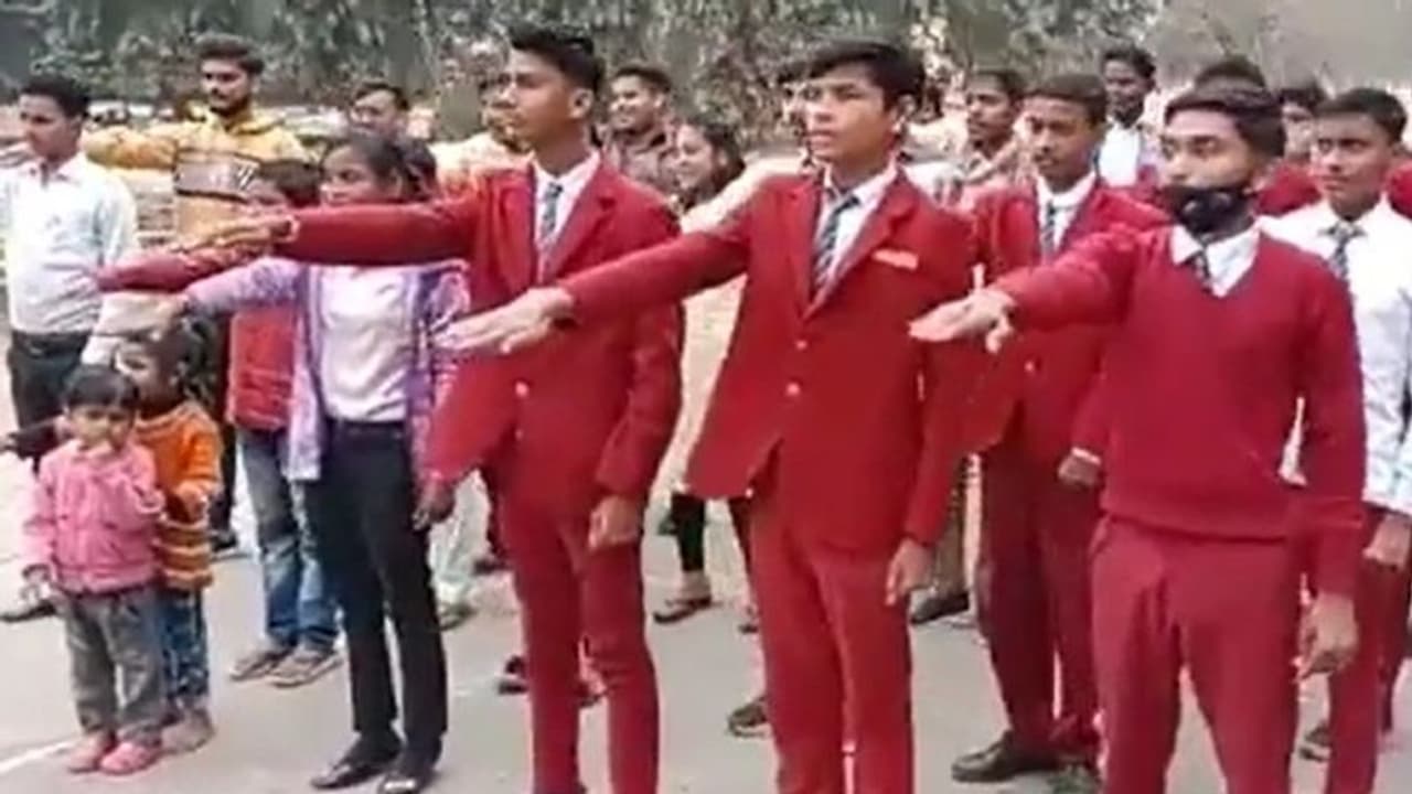 Hindu Rashtra: ভারতকে হিন্দু রাষ্ট্র তৈরির করার শপথ স্কুল পড়ুয়াদের, সোশ্যাল মিডিয়ায় ভাইরাল সেই ভিডিও Hindu Rashtra: ভারতকে হিন্দু রাষ্ট্র তৈরির করার শপথ স্কুল পড়ুয়াদের, সোশ্যাল মিডিয়ায় ভাইরাল সেই ভিডিও