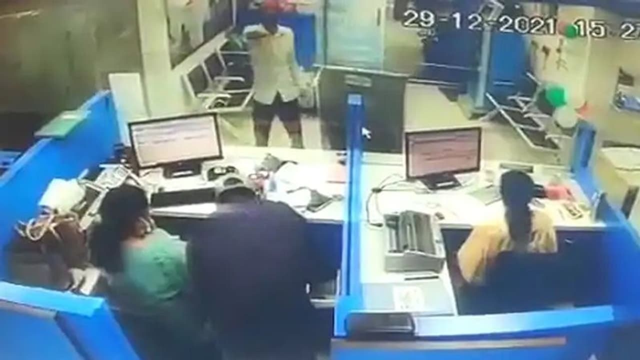 Mumbai में दो अपराधियों ने बैंक से लूटे 2.5 लाख, विरोध पर चलाई गोली, 1 कर्मचारी की मौत