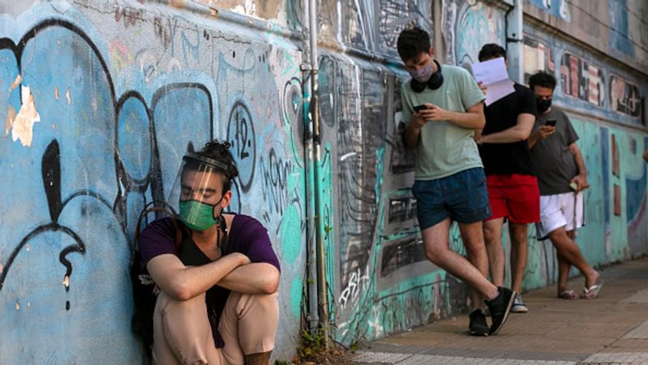 Omicron Spread : വരുന്നത് കൊവിഡ് സൂനാമിയോ, ആഗോളതലത്തിൽ പ്രതിദിന കേസുകളിൽ റെക്കോർഡ് വർധന