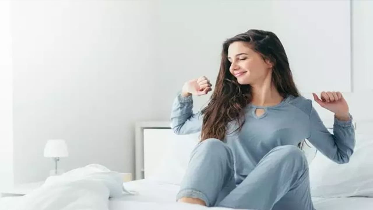 সাতসকালে উঠতে গেলেই গায়ে জ্বর আসে? এই চারটে সহজ পদ্ধতি ঘুম ভাঙাবে সকালে সাতসকালে উঠতে গেলেই গায়ে জ্বর আসে? এই চারটে সহজ পদ্ধতি ঘুম ভাঙাবে সকালে