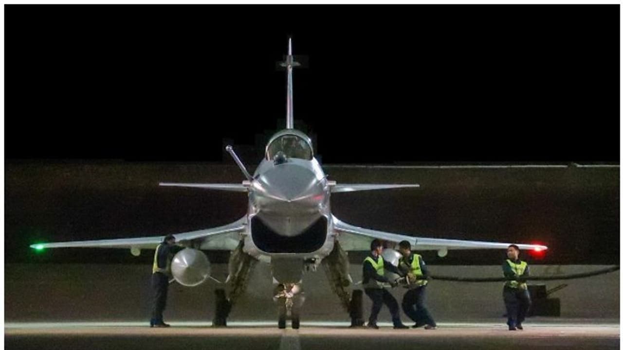 భారత రాఫేల్ యుద్ధ విమానాలకు సమాధానంగా పాకిస్తాన్ జే 10 సీ!.. చైనా నుంచి కొనుగోలు భారత రాఫేల్ యుద్ధ విమానాలకు సమాధానంగా పాకిస్తాన్ జే 10 సీ!.. చైనా నుంచి కొనుగోలు