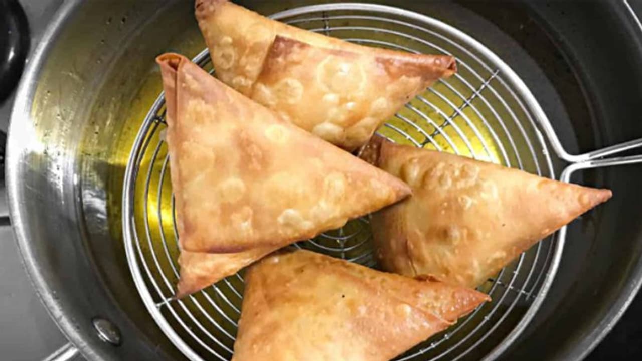 দোলের পার্টির জন্য এই সুস্বাদু পনির সিঙ্গারা, জেনে নিন এর সহজ রেসিপি দোলের পার্টির জন্য এই সুস্বাদু পনির সিঙ্গারা, জেনে নিন এর সহজ রেসিপি