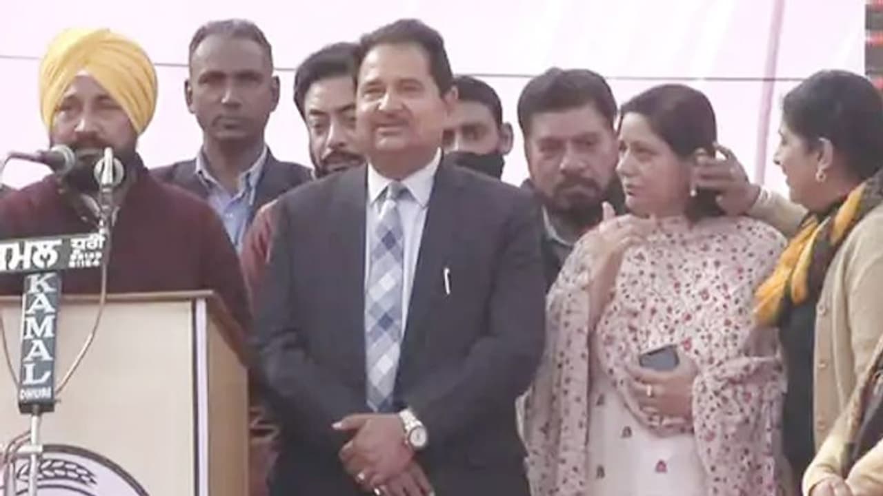 जब CM ने मंच से किया बड़ा ऐलान और बगल में खड़ी डॉक्टर बीवी को दिया इसका श्रेय, तो फफक कर रो पड़ीं मिसेज चन्नी जब CM ने मंच से किया बड़ा ऐलान और बगल में खड़ी डॉक्टर बीवी को दिया इसका श्रेय, तो फफक कर रो पड़ीं मिसेज चन्नी