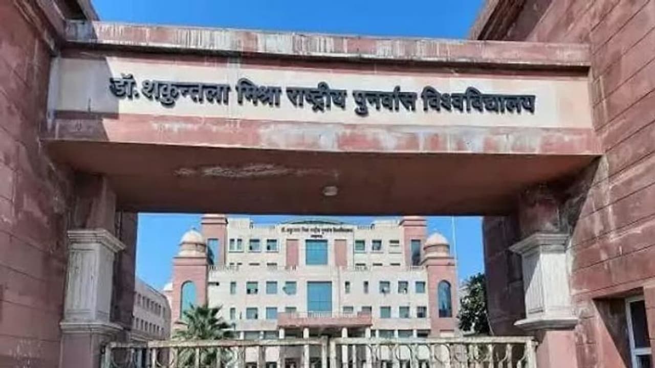 डॉ. शकुंतला मिश्रा विश्वविद्यालय की महिला अधिकारी ने 4 अफसरों पर लगाया छेड़छाड़ का आरोप, FIR दर्ज डॉ. शकुंतला मिश्रा विश्वविद्यालय की महिला अधिकारी ने 4 अफसरों पर लगाया छेड़छाड़ का आरोप, FIR दर्ज