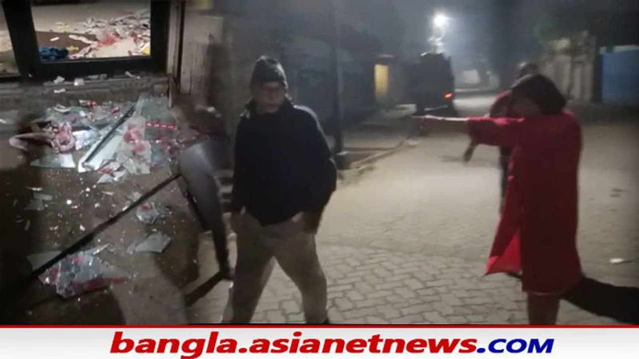 প্রকাশ্য রাস্তাতেই পুলিশকে গালিগালাজ, মদ্যপ অবস্থায় ATM ভাঙচুরের অভিযোগে হাওড়ায় গ্রেফতার মহিলা প্রকাশ্য রাস্তাতেই পুলিশকে গালিগালাজ, মদ্যপ অবস্থায় ATM ভাঙচুরের অভিযোগে হাওড়ায় গ্রেফতার মহিলা