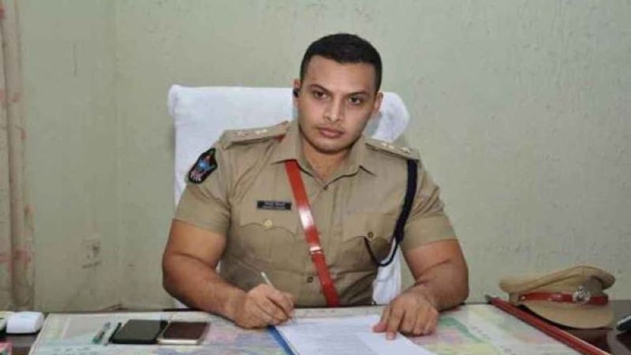 మా పోలీసుల పనితీరు భేష్... ఈ విషయాల్లో మేమే టాప్..: కృష్ణా ఎస్పీ సిద్దార్థ్ వార్షిక రివ్యూ మా పోలీసుల పనితీరు భేష్... ఈ విషయాల్లో మేమే టాప్..: కృష్ణా ఎస్పీ సిద్దార్థ్ వార్షిక రివ్యూ