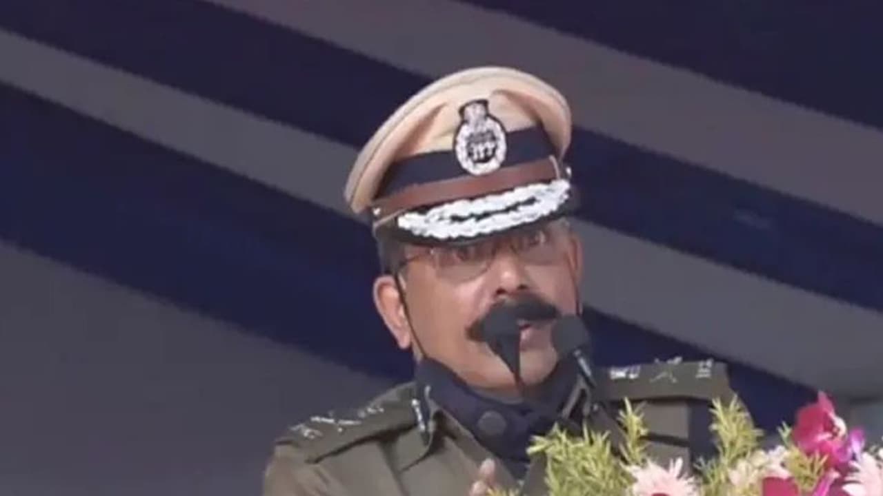 बिहार के डीजीपी की नसीहत..मां बाप की मर्जी से करें शादी, वरना वेश्यावृति तक में पहुंच जाती हैं बेटियां बिहार के डीजीपी की नसीहत..मां बाप की मर्जी से करें शादी, वरना वेश्यावृति तक में पहुंच जाती हैं बेटियां