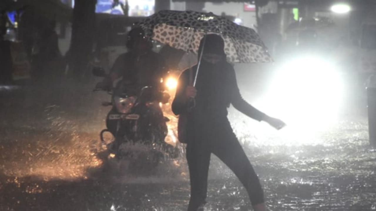 Tamilnadu Rain : அடுத்த 3 மணி நேரத்திற்கு கனமழை கொட்டும்... வானிலை மையம் அலர்ட்!! Tamilnadu Rain : அடுத்த 3 மணி நேரத்திற்கு கனமழை கொட்டும்... வானிலை மையம் அலர்ட்!!