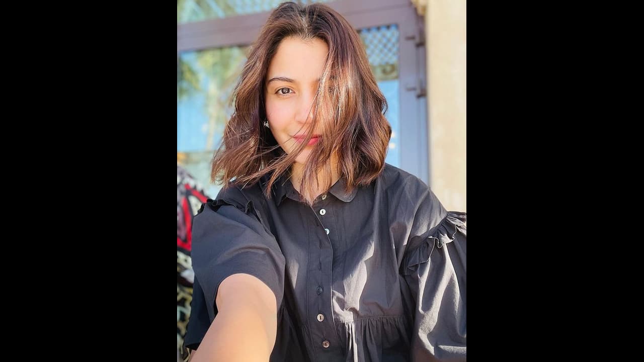 নতুন বছরে নো মেকআপ লুকে চুল নিয়ে খেলা, অনুষ্কার দুষ্টু মিষ্টি ভিডিওতে মজেছে ভক্তমহল নতুন বছরে নো মেকআপ লুকে চুল নিয়ে খেলা, অনুষ্কার দুষ্টু মিষ্টি ভিডিওতে মজেছে ভক্তমহল