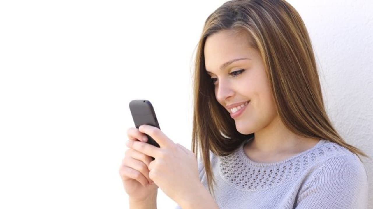 గర్ల్ ఫ్రెండ్ కి ఫోన్ గిఫ్ట్.. ఫోన్ ఆన్ చేయగానే...! గర్ల్ ఫ్రెండ్ కి ఫోన్ గిఫ్ట్.. ఫోన్ ఆన్ చేయగానే...!