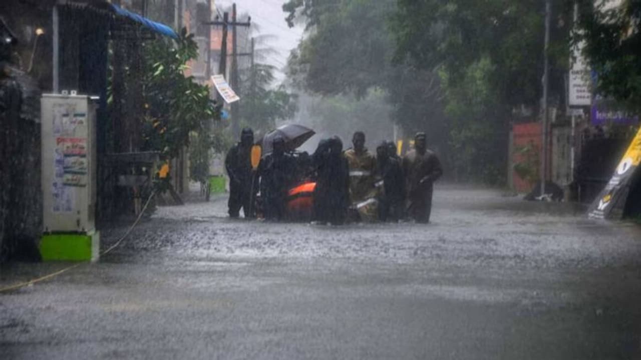 కుండపోత వర్షంతో నగరంలో వరదలు.. అక్కడ రానున్న మూడు రోజులూ భారీ వర్షాలు
