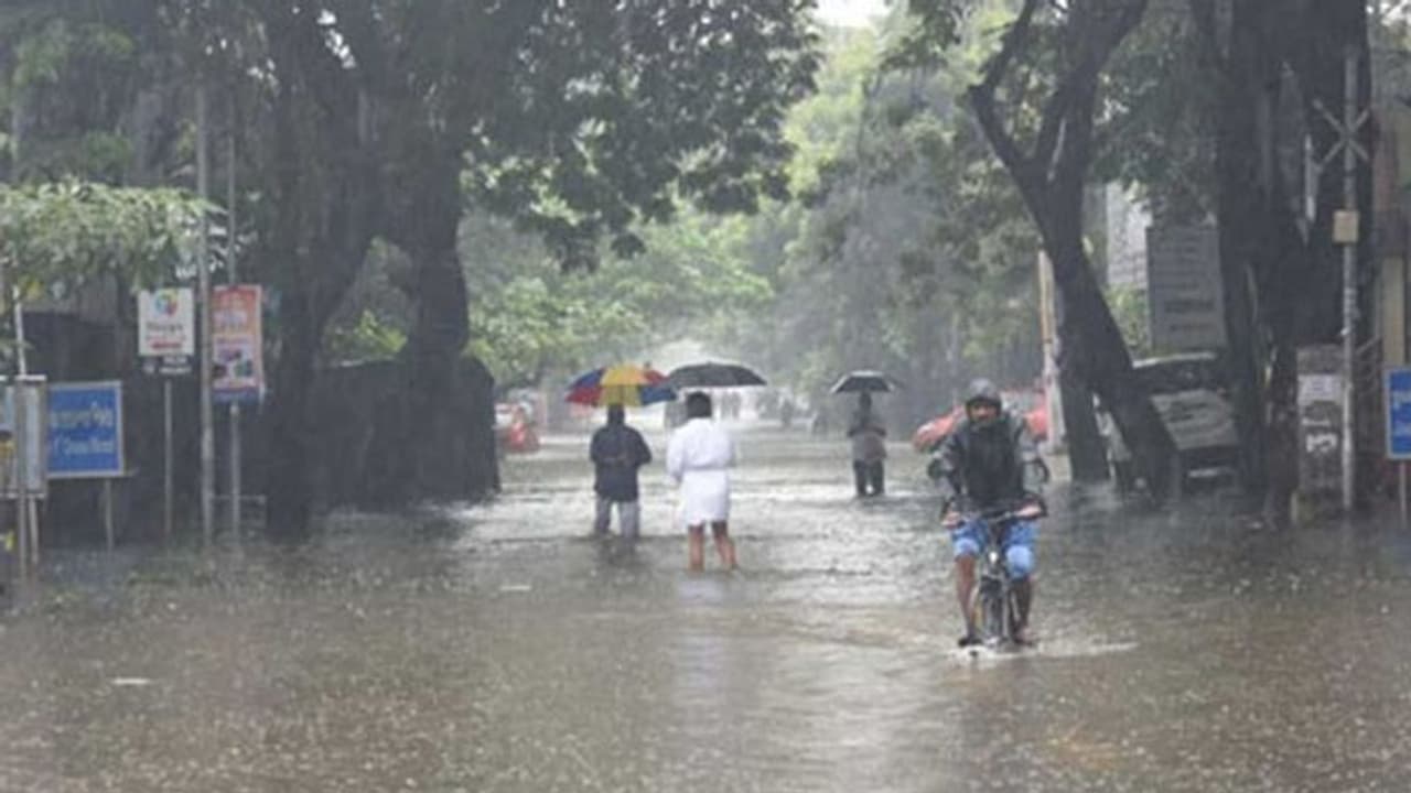 TAMILNADU RAINS : చెన్నైలో భారీ వ‌ర్షాల వ‌ల్ల ముగ్గురు మృతి.. 4 జిల్లాల్లో రెడ్ అలెర్ట్‌