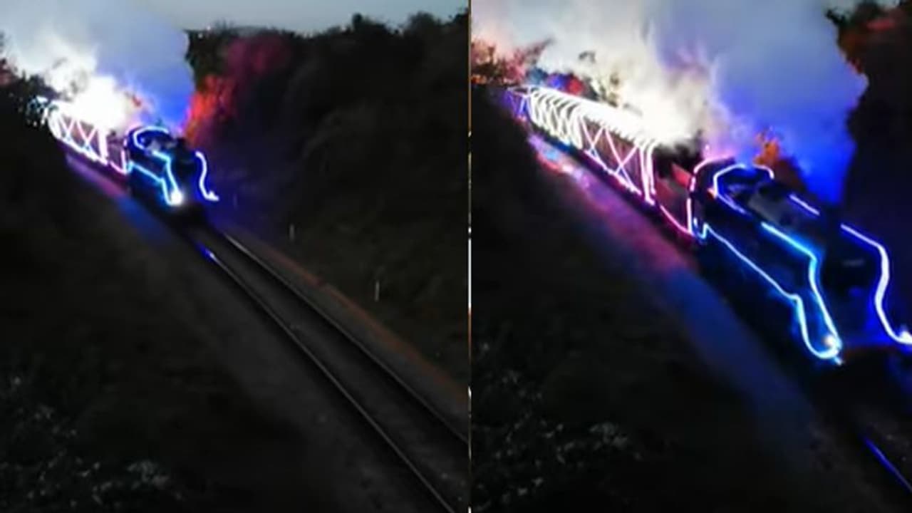 क्रिसमस के मौके पर तेजस ट्रेन को ऐसे सजाया गया? जानें क्या है वीडियो का सच क्रिसमस के मौके पर तेजस ट्रेन को ऐसे सजाया गया? जानें क्या है वीडियो का सच