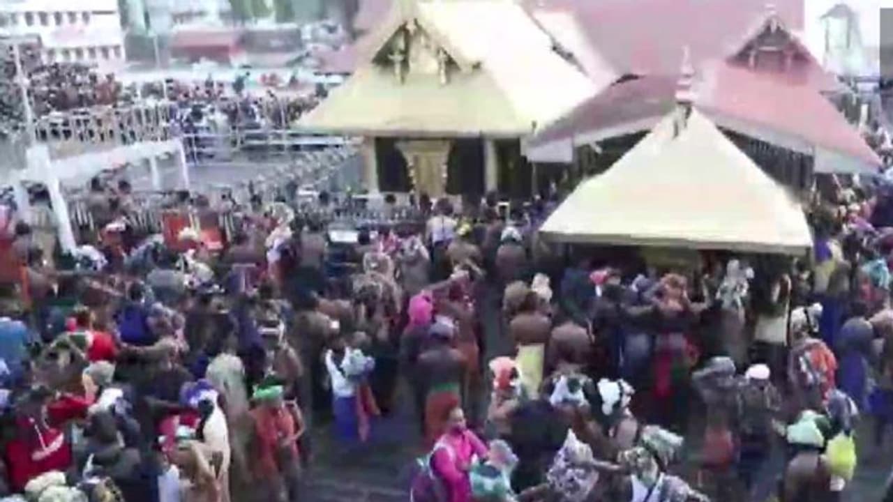 coronavirus: देश में ओमिक्रोन के मामलों में केरल तीसरे नंबर पर; फिर भी सबरीमाला मंदिर में यूं उमड़ी भीड़ coronavirus: देश में ओमिक्रोन के मामलों में केरल तीसरे नंबर पर; फिर भी सबरीमाला मंदिर में यूं उमड़ी भीड़