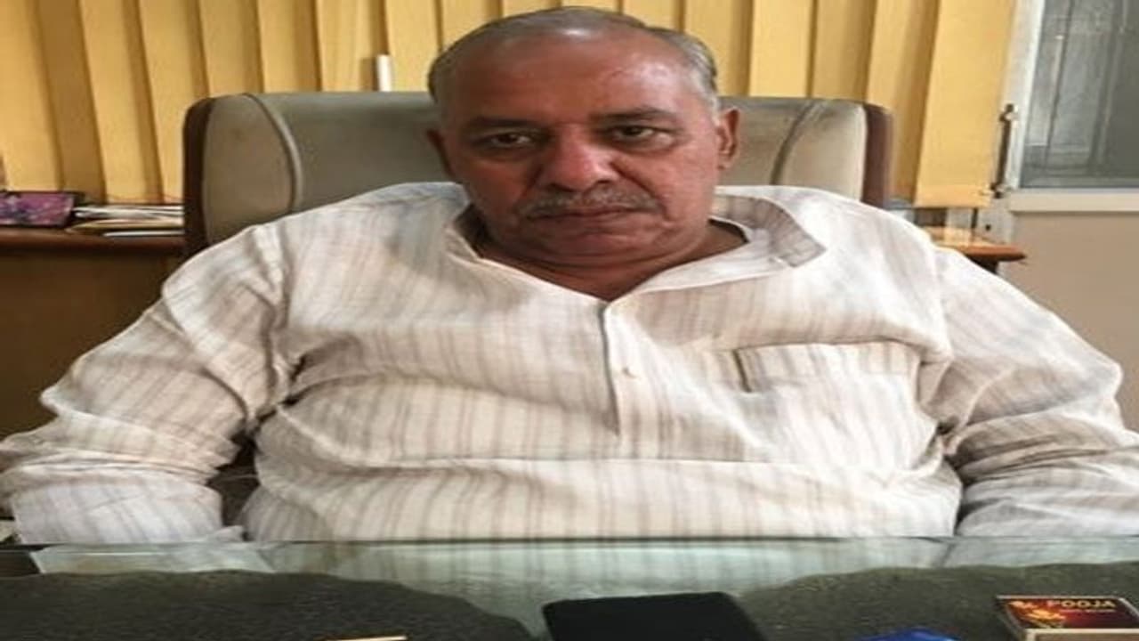 पुष्पराज जैन के ठिकानों पर IT की छापेमारी पर SP का ट्वीट, कहा डरी BJP केंद्रीय एजेंसियों का कर रही दुरुपयोग पुष्पराज जैन के ठिकानों पर IT की छापेमारी पर SP का ट्वीट, कहा डरी BJP केंद्रीय एजेंसियों का कर रही दुरुपयोग