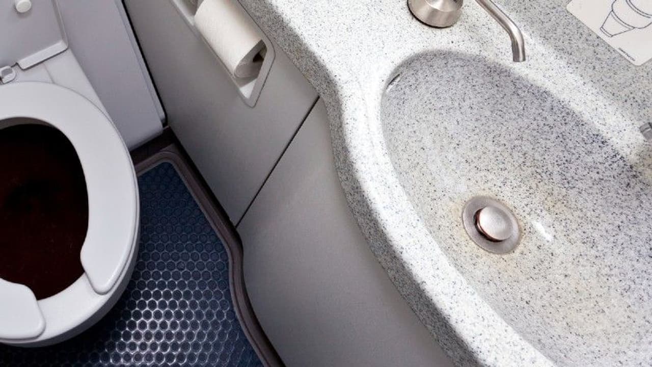 Isolation at Flight Toilet : വിമാനയാത്രക്കിടയില് പോസിറ്റീവ്; യുവതി ടോയിലറ്റില് കഴിഞ്ഞത് 5 മണിക്കൂര്! Isolation at Flight Toilet : വിമാനയാത്രക്കിടയില് പോസിറ്റീവ്; യുവതി ടോയിലറ്റില് കഴിഞ്ഞത് 5 മണിക്കൂര്!