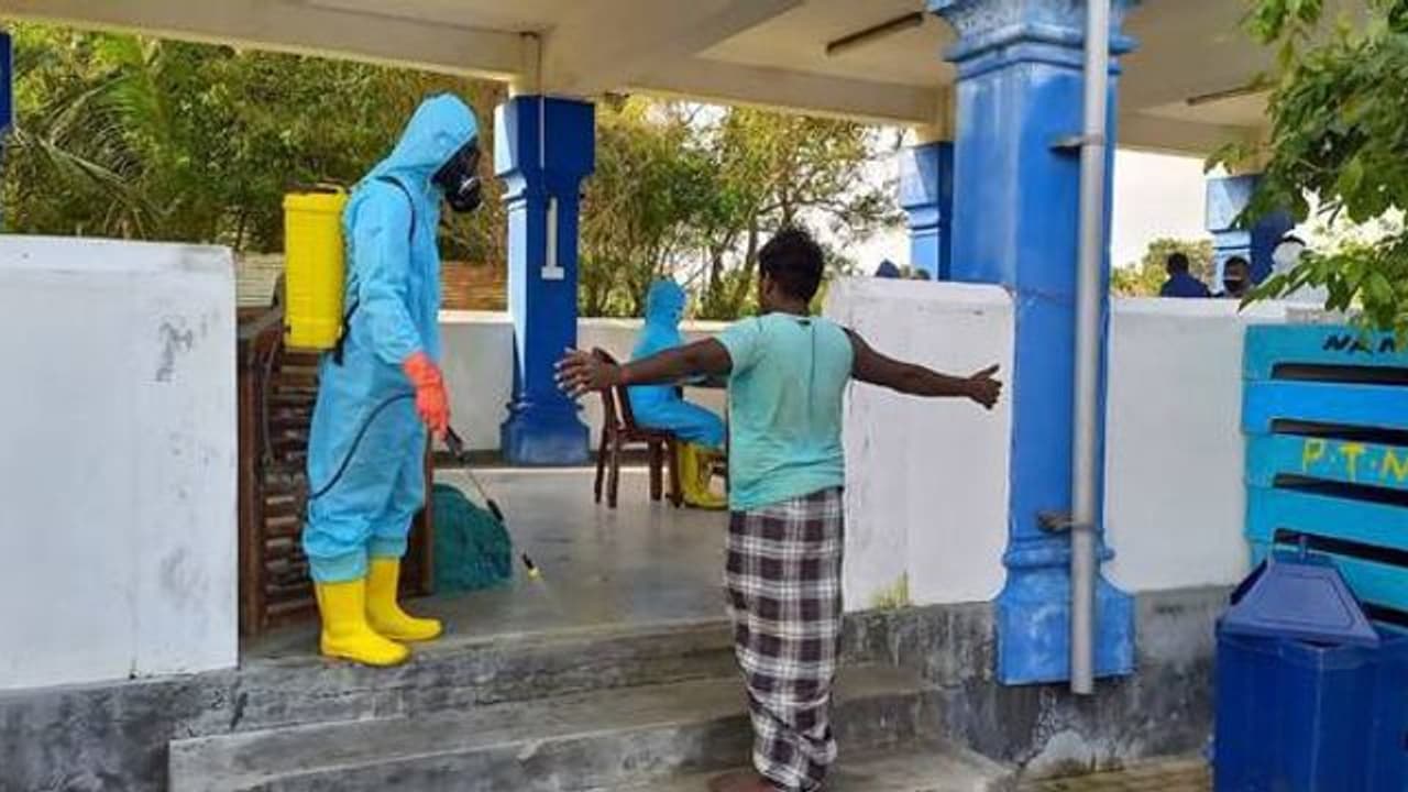 பொங்கலுக்கு மீனவர்கள் தாயகம் வரவேண்டும்..கிருமிநாசினி தெளிப்பதெல்லாம்..! டென்ஷனாகி கடுகடுத்த நீதிபதிகள் பொங்கலுக்கு மீனவர்கள் தாயகம் வரவேண்டும்..கிருமிநாசினி தெளிப்பதெல்லாம்..! டென்ஷனாகி கடுகடுத்த நீதிபதிகள்