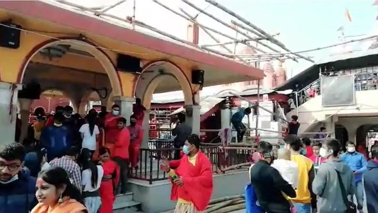 সকাল থেকেই ভক্তদের ঢল তারাপীঠে, মুখে নেই মাস্ক, শিকেয় দূরত্ববিধি