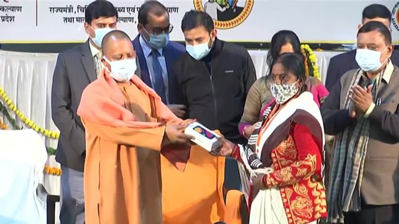 CM योगी ने आशा बहुओं को दिया नए साल का तोहफा, स्मार्ट फोन बांटने के साथ सैलरी भी बढ़ाई CM योगी ने आशा बहुओं को दिया नए साल का तोहफा, स्मार्ट फोन बांटने के साथ सैलरी भी बढ़ाई