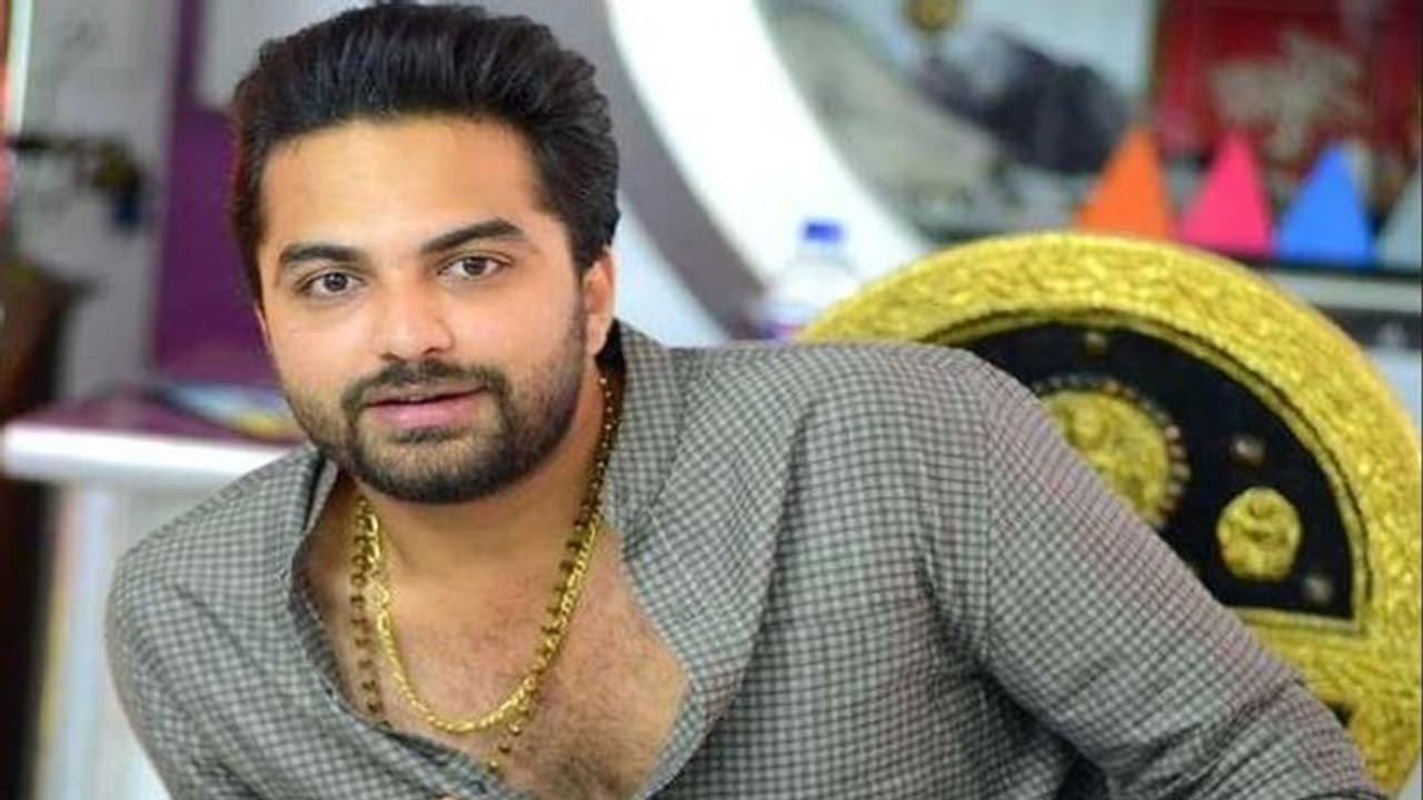 Vishwak Sen: బిగ్ షాక్.. హీరో విశ్వక్ సేన్ కి కరోనా పాజిటివ్, వ్యాక్సిన్ వేయించుకున్నప్పటికీ..