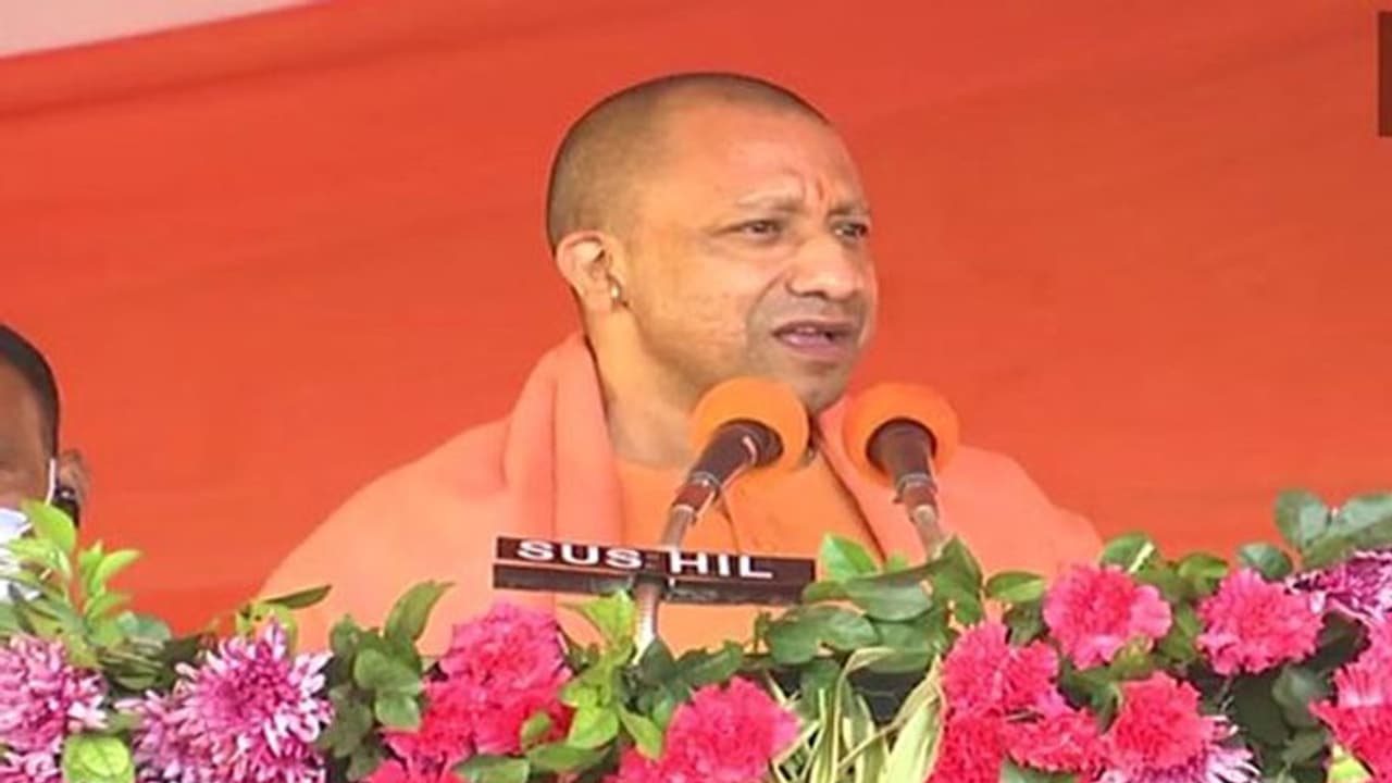 देश के अंदर आतंकवाद की जड़ और भाषाई दंगा कराने की जड़ कांग्रेस ही है: CM योगी देश के अंदर आतंकवाद की जड़ और भाषाई दंगा कराने की जड़ कांग्रेस ही है: CM योगी