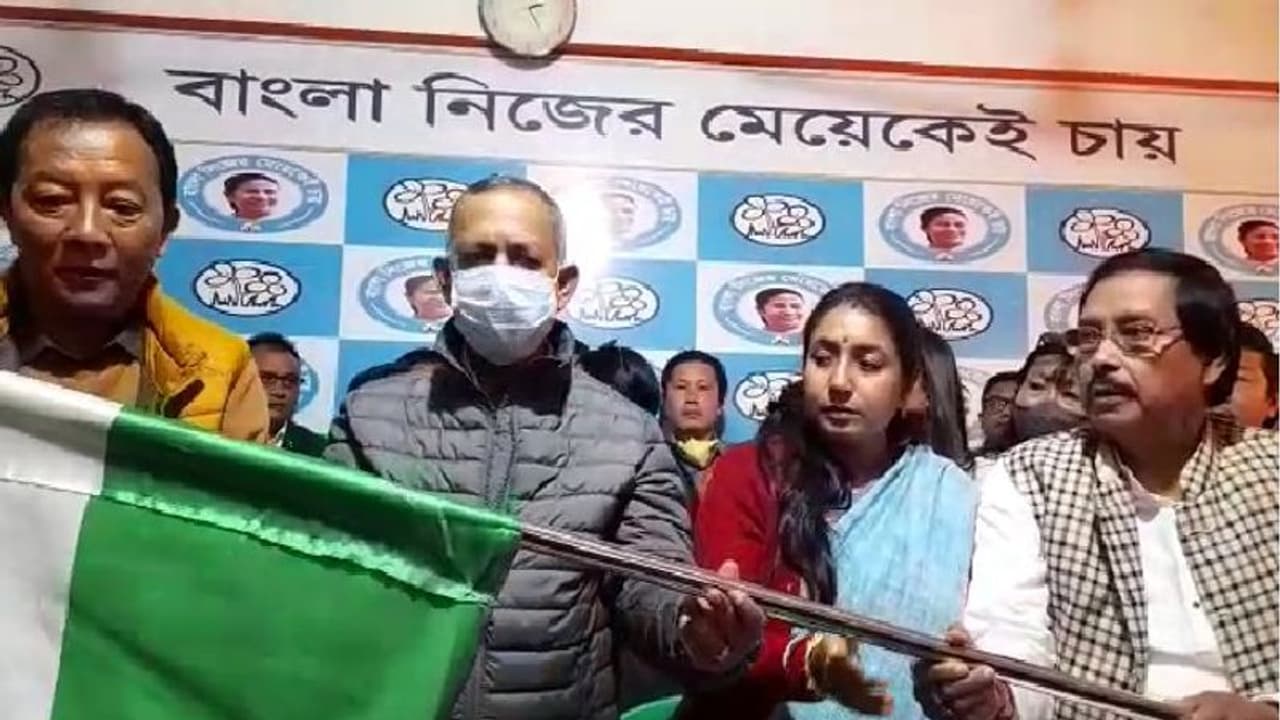 TMC Darjeeling: বিনয় তামাংয়ের হাত ধরে পাহাড়ের শতাধিক কর্মীর তৃণমূলে যোগ TMC Darjeeling: বিনয় তামাংয়ের হাত ধরে পাহাড়ের শতাধিক কর্মীর তৃণমূলে যোগ