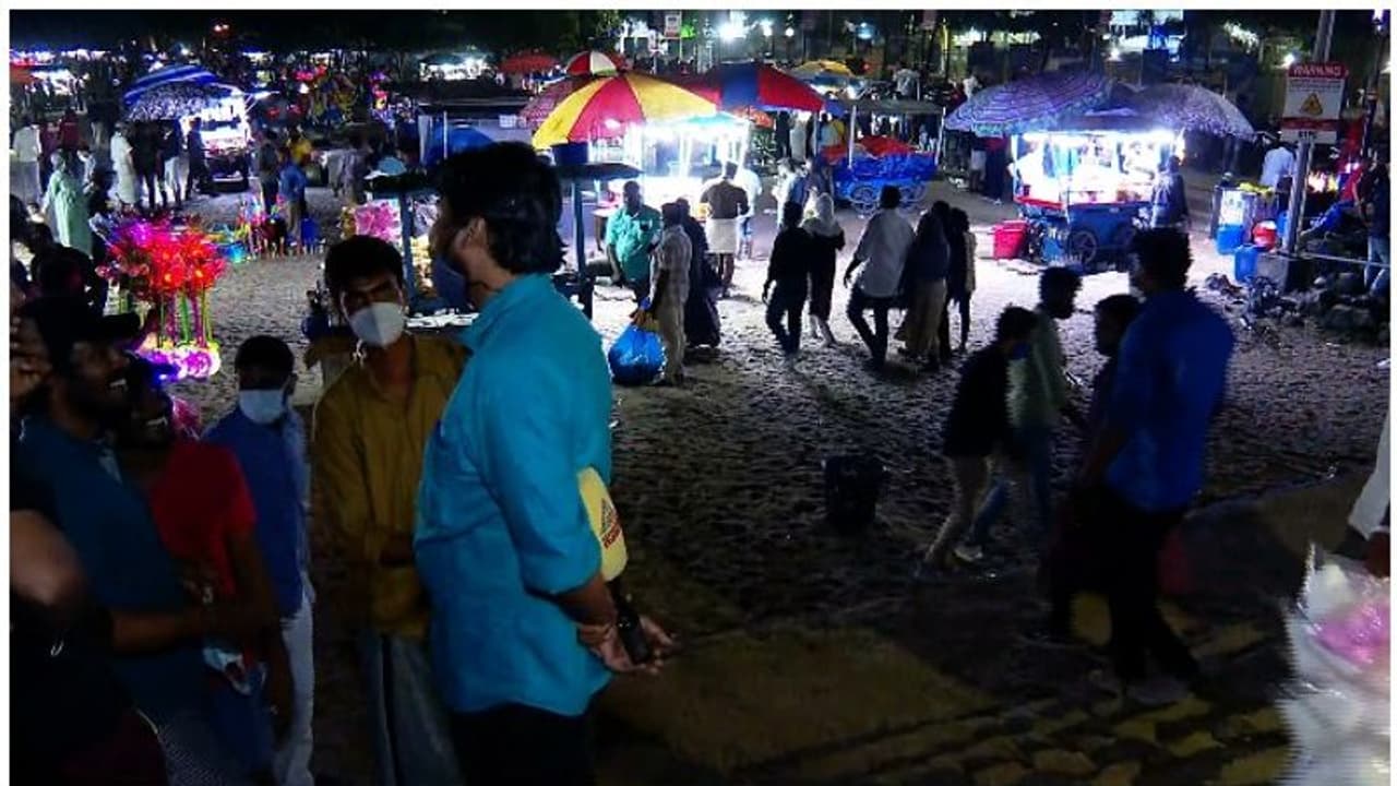 New Year Celebrations : പുതുവര്ഷത്തെ വരവേല്ക്കാന് നാട്; ആഘോഷമില്ല, നിയന്ത്രണങ്ങള്, റോന്ത് ചുറ്റി പൊലീസ് New Year Celebrations : പുതുവര്ഷത്തെ വരവേല്ക്കാന് നാട്; ആഘോഷമില്ല, നിയന്ത്രണങ്ങള്, റോന്ത് ചുറ്റി പൊലീസ്