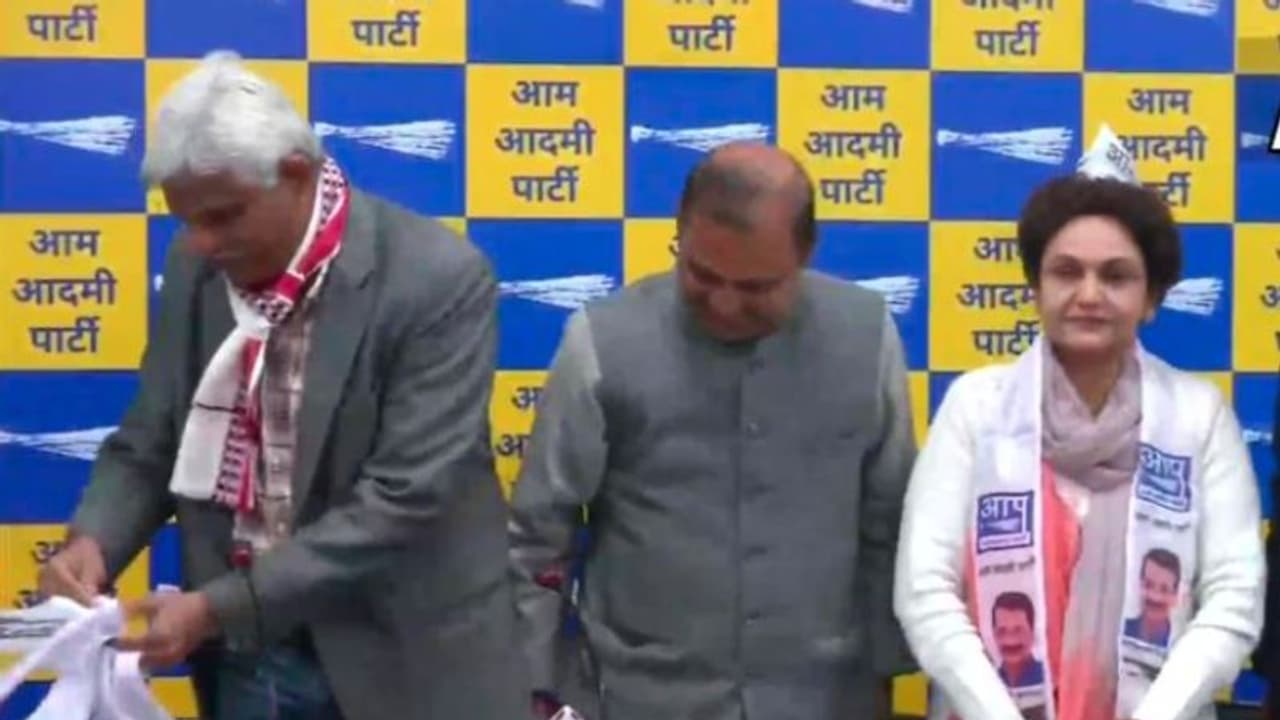 Virender Sehwag Sister Joins AAP: সেওয়াগের বোনের নতুন ইনিংস, যোগ দিলেন আপে Virender Sehwag Sister Joins AAP: সেওয়াগের বোনের নতুন ইনিংস, যোগ দিলেন আপে