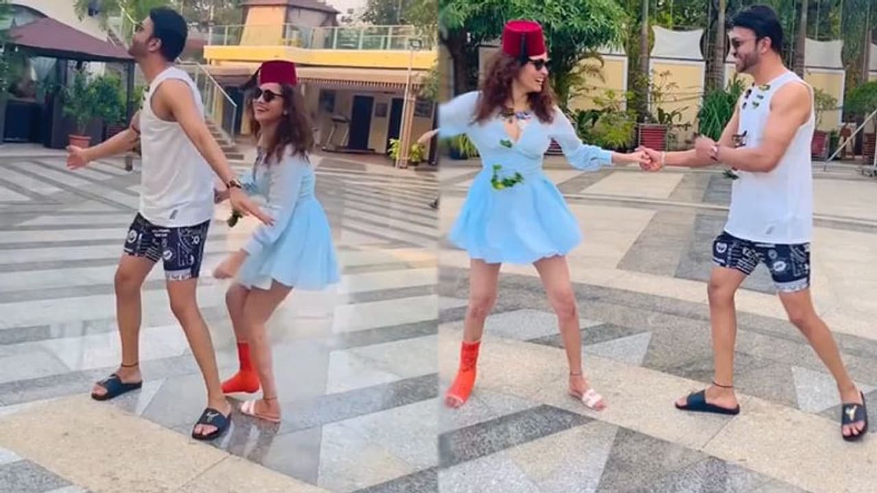 New Year 2022: नए साल के जश्न में डूबी Ankita Lokhande, पति के साथ डांस करते हुए फैंस को दी धमाकेदार बधाई New Year 2022: नए साल के जश्न में डूबी Ankita Lokhande, पति के साथ डांस करते हुए फैंस को दी धमाकेदार बधाई