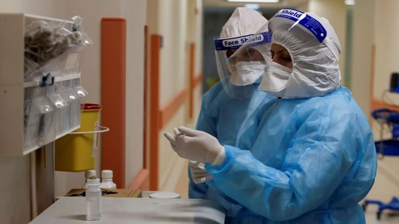 4 நாட்களில் 4 மடங்கு அதிகரித்த கொரோனா..நுரையீரலை குறைவாக தாக்கும் ஒமைக்ரான்..ஆய்வில் புது தகவல்.. 4 நாட்களில் 4 மடங்கு அதிகரித்த கொரோனா..நுரையீரலை குறைவாக தாக்கும் ஒமைக்ரான்..ஆய்வில் புது தகவல்..